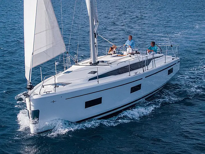 Bavaria C42 (3 cab.) - External image