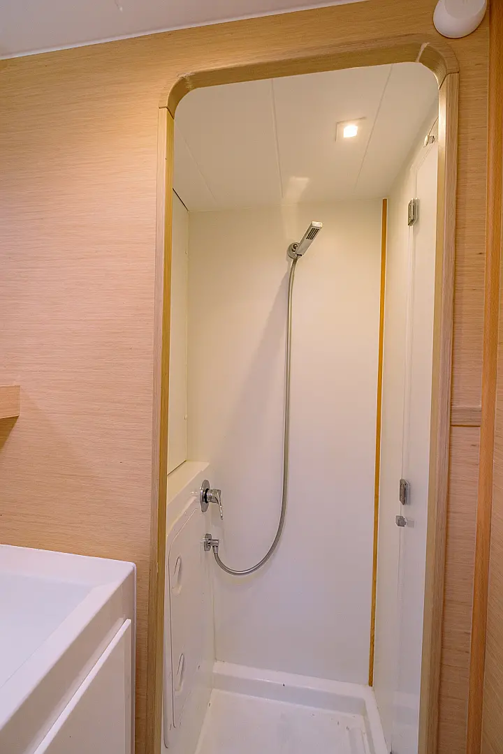 Lagoon 42 A/C & GEN - 