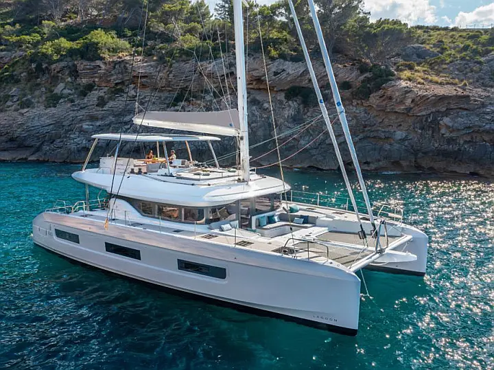 Lagoon 60 - External image