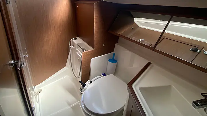 Oceanis 40.1 (3 double and 1 bunk beds) - 