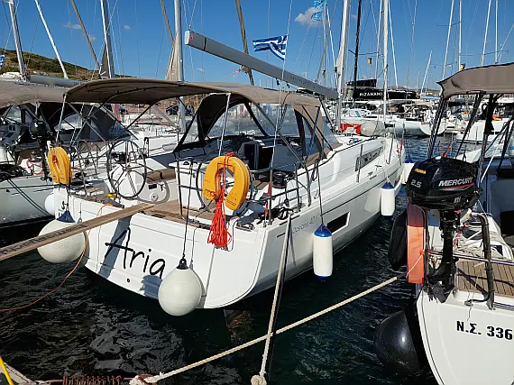 Oceanis 40.1 (3 double and 1 bunk beds)