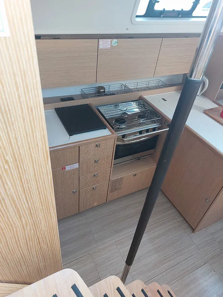 Bavaria C42 - 