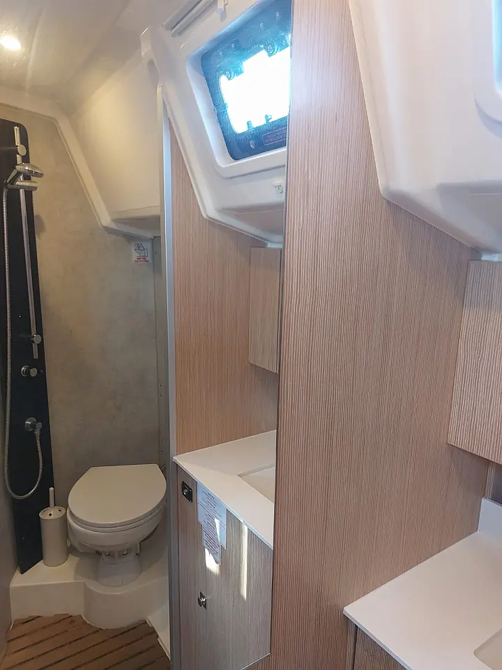 Bavaria C42 - 