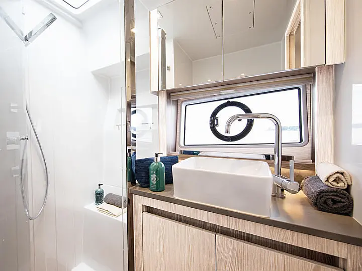 Sealine C390 - Layout image