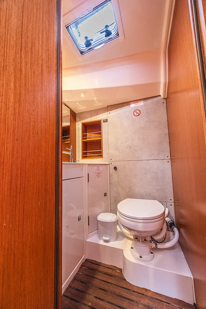 Bavaria C42 - 