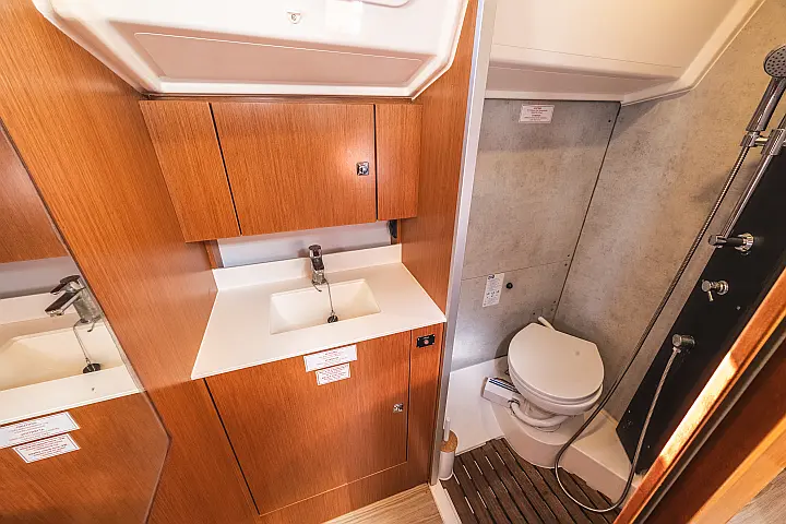 Bavaria C42 - 