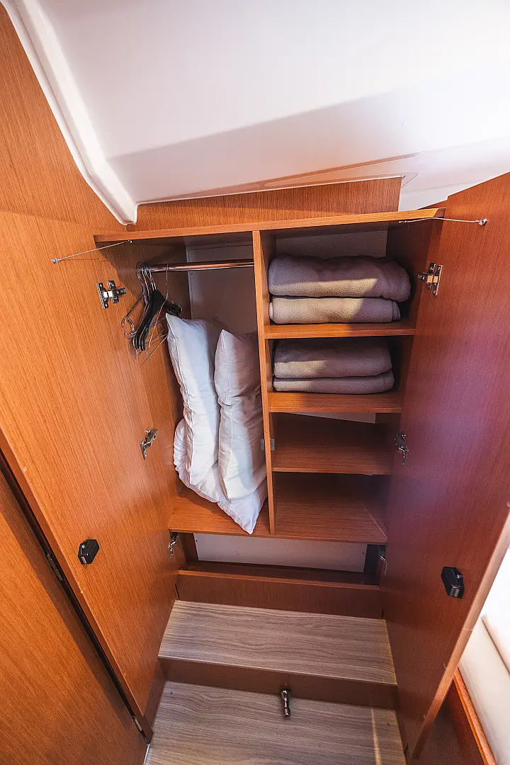 Bavaria C42 - 
