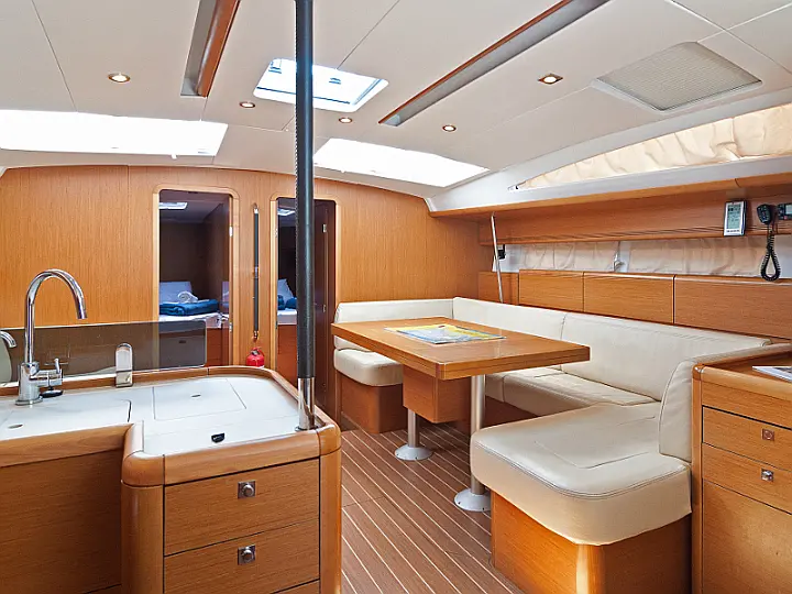 Jeanneau 53 - interior
