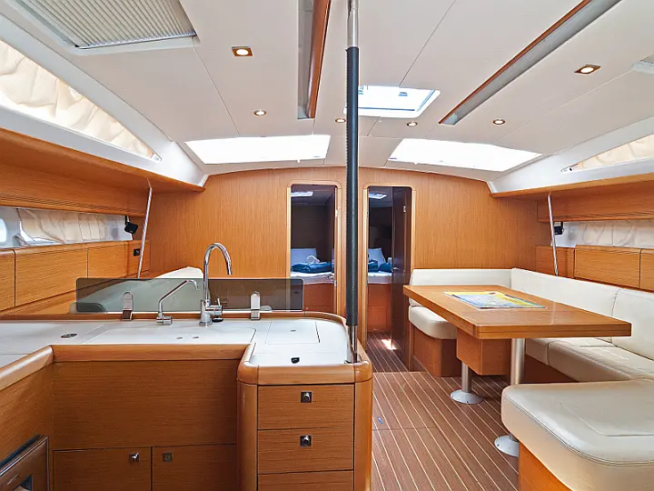 Jeanneau 53 - interior