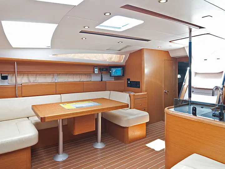 Jeanneau 53 - interior