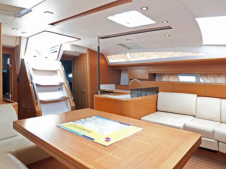 Jeanneau 53 - interior