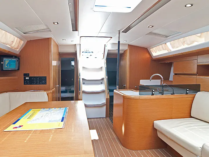 Jeanneau 53 - interior
