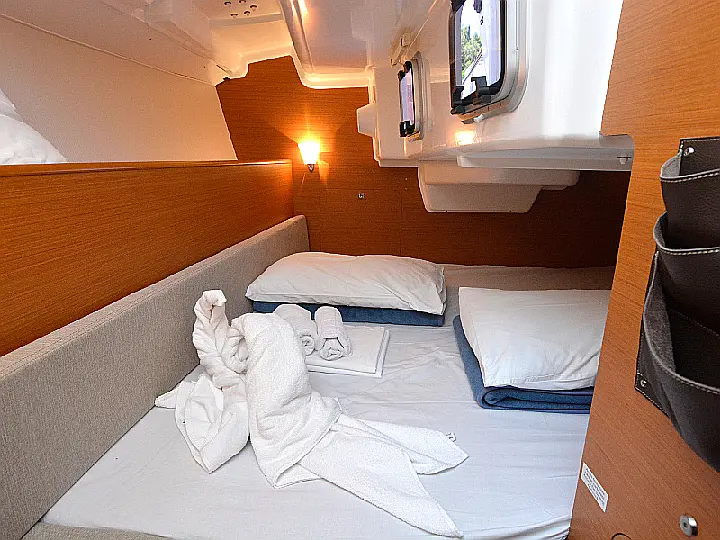Sun Odyssey 33i - interior