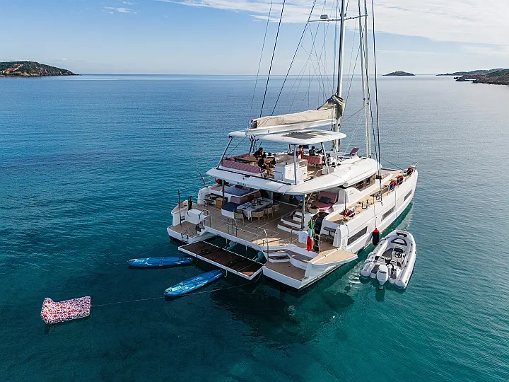 Lagoon 60 - External image