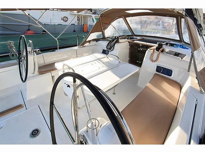 Sun Odyssey 519 - External image