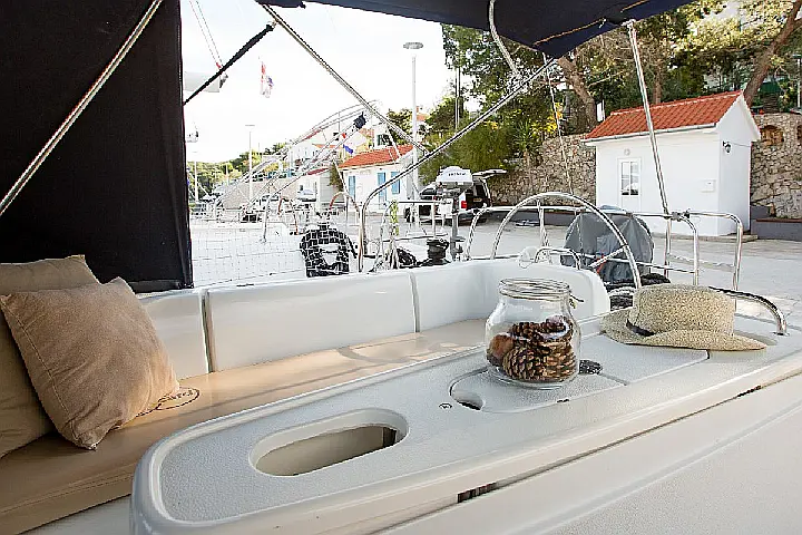 Beneteau Cyclades 39.3 - Exterior - deck (photo taken 2019)