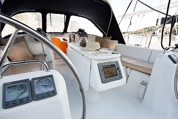 Beneteau Cyclades 39.3 - Exterior - cockpit (photo taken 2019)
