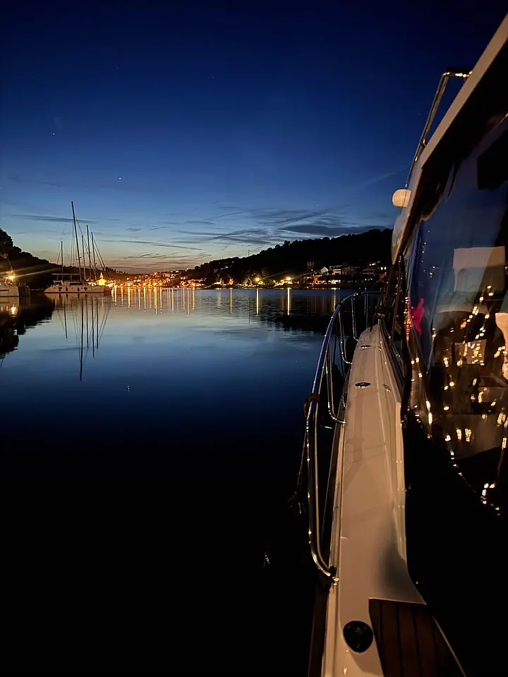 Grandezza 34 OC - at night