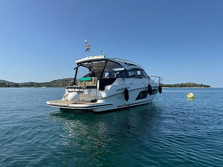 Grandezza 34 OC - stern