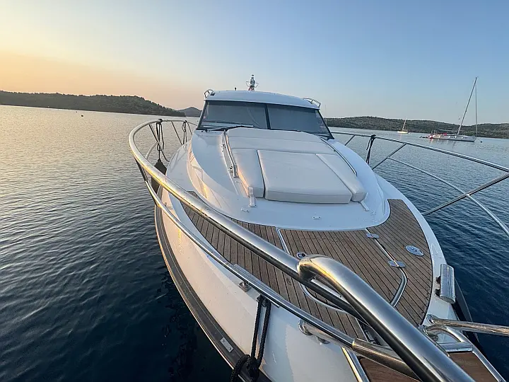 Grandezza 34 OC - bow sundeck