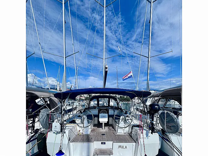 Bavaria C38 - External image