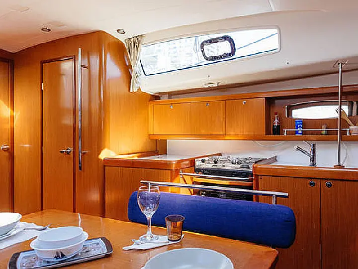 Beneteau Oceanis 43 - interior