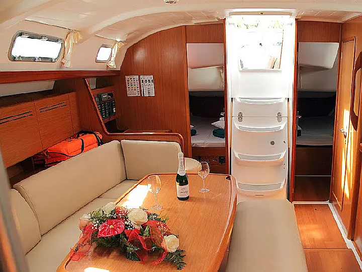 Beneteau Cyclades 43.4 - Interior - saloon (photo taken 2019)